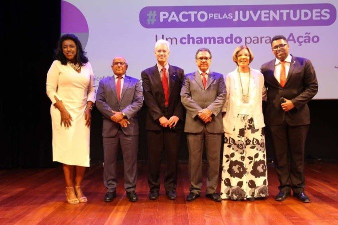 Autoridades durante lançamento do Pacto. Da esquerda para direita: Rachel Maia (Pacto Global da ONU), Youssouf Ould Abdel-Jelil (UNICEF Brasil), Agnaldo Nogueira (OIT Brasil), Luiz Marinho (Ministro do Trabalho), Neca Setubal (Fundação Tide Setúbal), Ronald Sorriso (Secretário Nacional da Juventude) - (crédito: Allexandre dos Santos Silva/Ascom MTE) Autoridades durante lançamento do Pacto. Da esquerda para direita: Rachel Maia (Pacto Global da ONU), Youssouf Ould Abdel-Jelil (UNICEF Brasil), Agnaldo Nogueira (OIT Brasil), Luiz Marinho (Ministro do Trabalho), Neca Setubal (Fundação Tide Setúbal), Ronald Sorriso (Secretário Nacional da Juventude) - (crédito: Allexandre dos Santos Silva/Ascom MTE)
