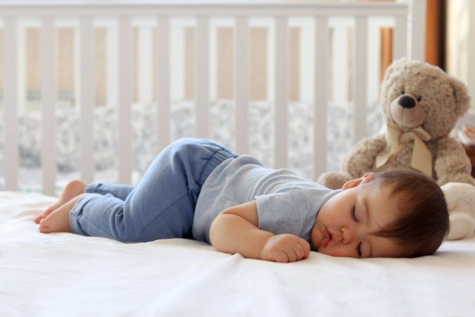 Para evitar que o bebê acorde irritado, deixe-o dormir em um local confortável, sem barulhos externos (Imagem: Tatyana Soares | Shutterstock) - (crédito: EdiCase) Para evitar que o bebê acorde irritado, deixe-o dormir em um local confortável, sem barulhos externos (Imagem: Tatyana Soares | Shutterstock) - (crédito: EdiCase)