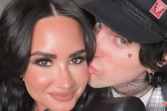 Demi Lovato fica noiva de Jordan Lutes e celebra momento em restaurante - (crédito: Observatorio dos Famosos) Demi Lovato fica noiva de Jordan Lutes e celebra momento em restaurante - (crédito: Observatorio dos Famosos)