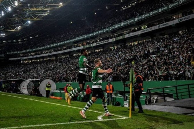  Gyokeres (de verde) trava duelo com o zagueiro Pepe. Sueco fez gol e deu assistência no 2 a 0 do novo líder  Sporting -  (crédito: Foto: Patrícia de Melo Moreira/AFP via Getty Images)