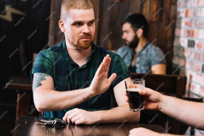 Homem recusa bebida alcoólica em bar - (crédito: Reprodução/Freepik) Homem recusa bebida alcoólica em bar - (crédito: Reprodução/Freepik)