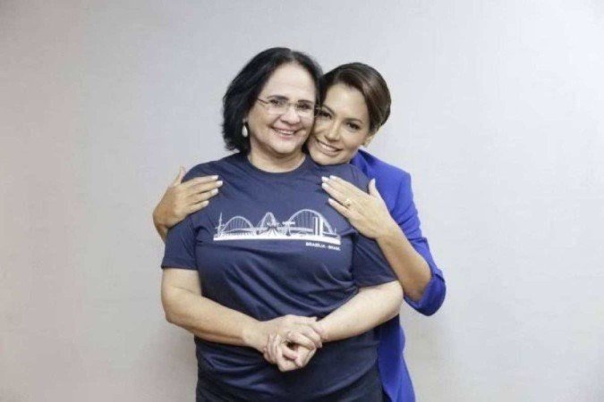 Com apoio de Damares, Michelle Bolsonaro deve disputar o Senado