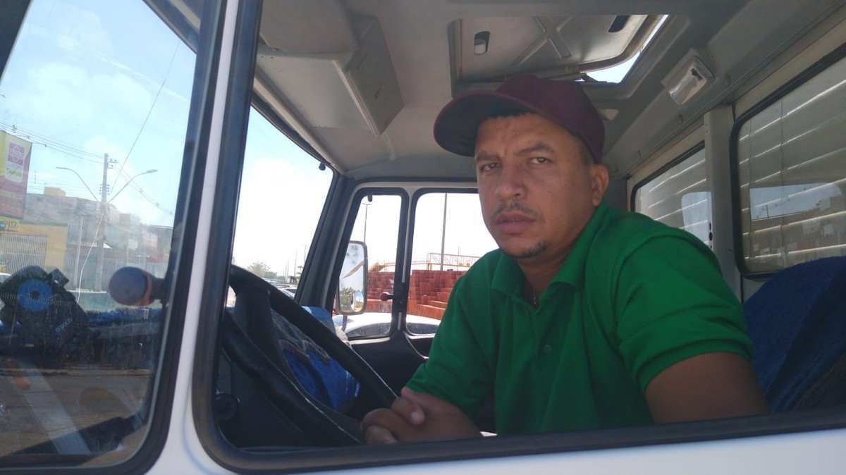 Caminhoneiro Jailton Borges da Silva, 37, não vê melhora no congestionamento após obra na Via Estrutural