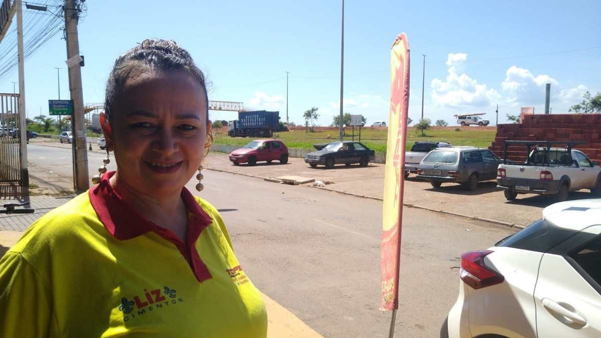 Cícera Maria Ferreira de Souza, 49, passa pela Via Estrutural de ônibus para ir trabalhar