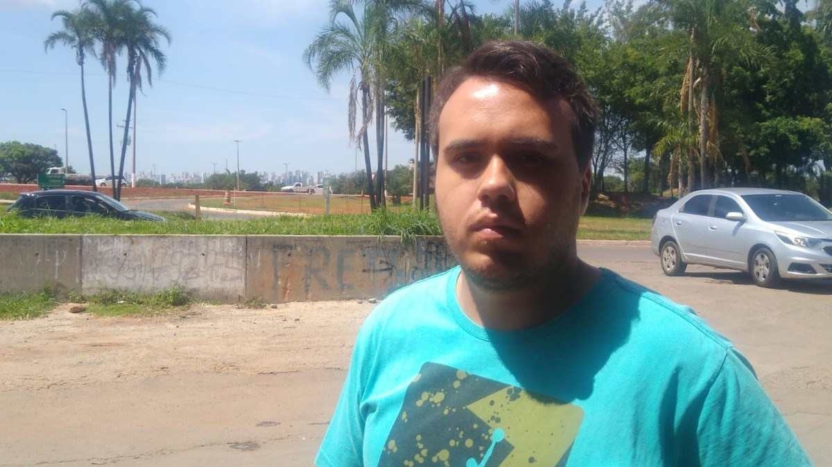 Dono de supermercado, Lucas Gabriel de Magalhães, 24, espera melhora no engarrafamento