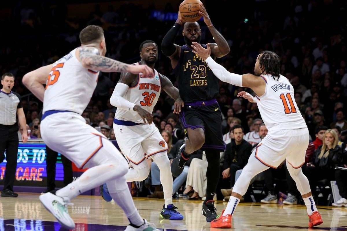 Los Angeles Lakers derrota San Antonio Spurs com LeBron de volta às quadras