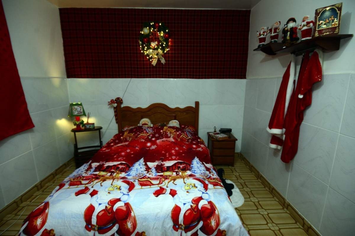  A casa na QNM 40, de Taguatinga, tem um quarto temático com papai e mamãe noel 