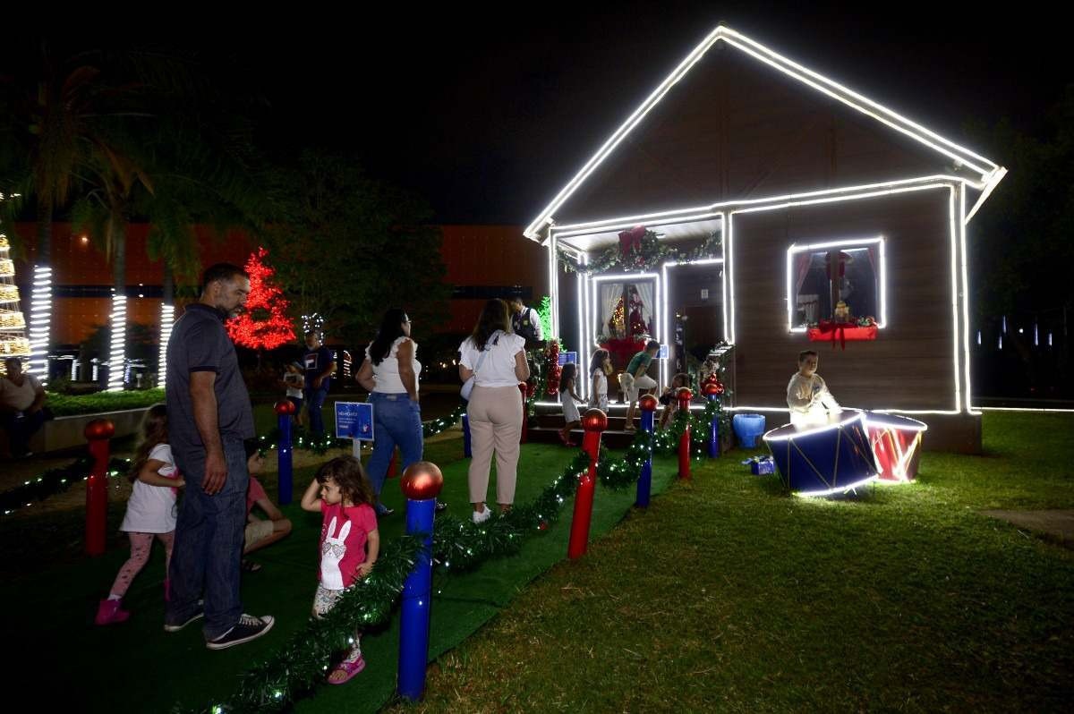 A casa do Papai Noel da Poupex, no Setor Militar Urbano, foi inspirada, este ano, no balé  O Quebra-Nozes