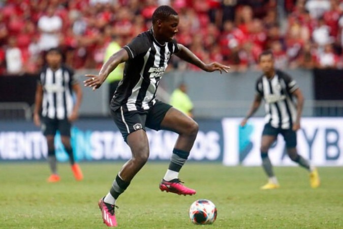 Patrick de Paula em campo pelo Botafogo -  (crédito:  Vitor_Silva)