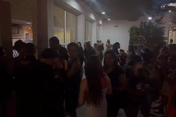 O caso se tornou uma confusão na porta da instituição de ensino - (crédito: Reprodução redes sociais) O caso se tornou uma confusão na porta da instituição de ensino - (crédito: Reprodução redes sociais)