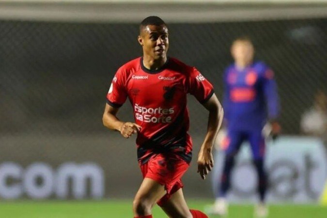 Erick está no Athletico-PR desde 2019 e já soma mais de 200 jogos pelo Furacão -  (crédito: Foto: José Tramontin/Athletico)