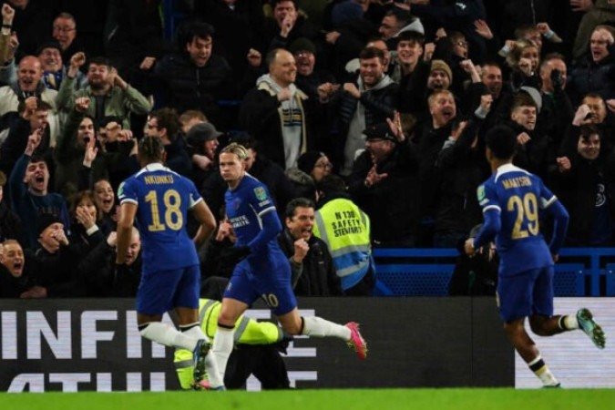 Jogadores de Chelsea e Newcastle em disputa de bola na Copa da Liga Inglesa - Foto: Adrian Dennis/AFP via Getty Images - (crédito: Foto: Adrian Dennis/AFP via Getty Images) Jogadores de Chelsea e Newcastle em disputa de bola na Copa da Liga Inglesa - Foto: Adrian Dennis/AFP via Getty Images - (crédito: Foto: Adrian Dennis/AFP via Getty Images)