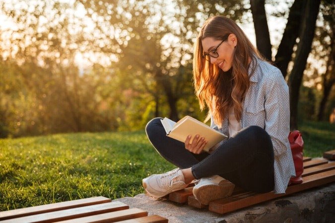 Livros ajudam os leitores a embarcarem em histórias emocionantes (Imagem: Dean Drobot | Shutterstock) - (crédito: EdiCase) Livros ajudam os leitores a embarcarem em histórias emocionantes (Imagem: Dean Drobot | Shutterstock) - (crédito: EdiCase)