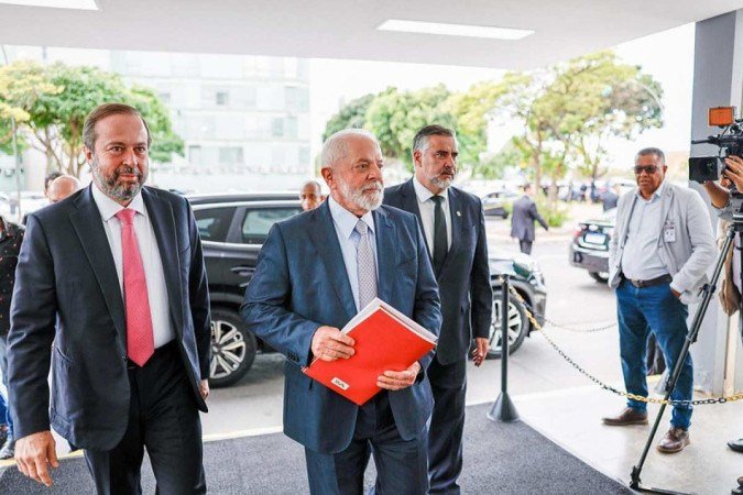 Lula, Alexandre Silveira e Paulo Pimenta, durante reunião do Conselho Nacional de Política Energética, na sede do Ministério de Minas Energia -  (crédito: Ricardo Stuckert/PR)