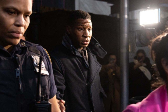 O ator norte-americano Jonathan Majors deixa um tribunal após ser considerado culpado de agressão e assédio a sua ex-namorada - (crédito: YUKI IWAMURA / AFP) O ator norte-americano Jonathan Majors deixa um tribunal após ser considerado culpado de agressão e assédio a sua ex-namorada - (crédito: YUKI IWAMURA / AFP)