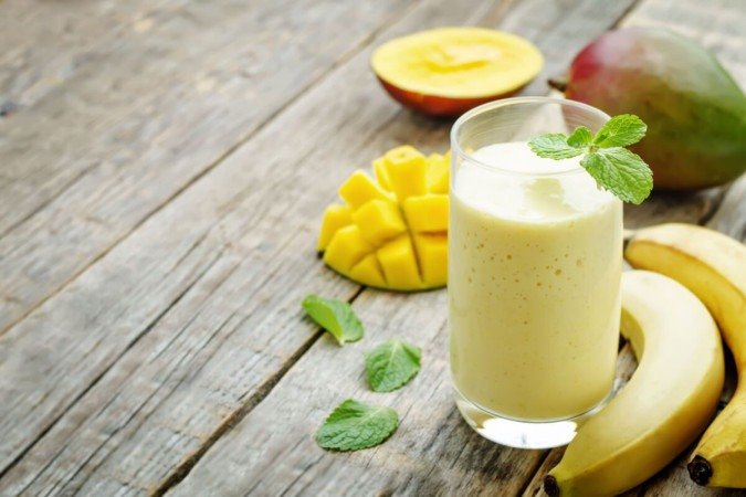 Smoothie tropical de banana e manga (Imagem: Nataliya Arzamasova | Shutterstock) - (crédito: EdiCase) Smoothie tropical de banana e manga (Imagem: Nataliya Arzamasova | Shutterstock) - (crédito: EdiCase)