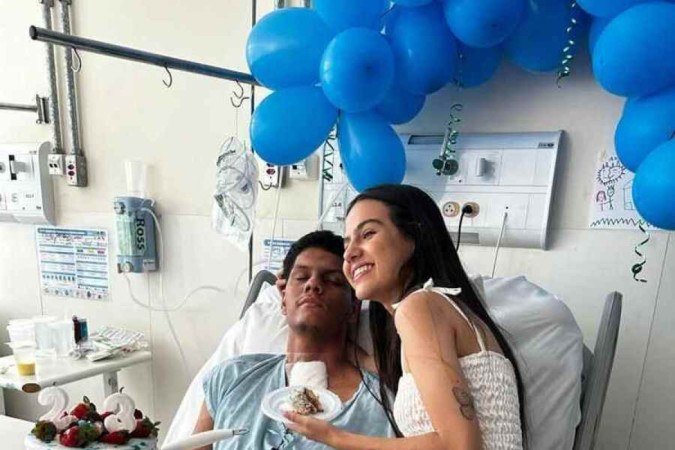 Davi no hospital com a esposa, Ana Caroline. Renascimento após grave acidente de carro - (crédito: Arquivo pessoal) Davi no hospital com a esposa, Ana Caroline. Renascimento após grave acidente de carro - (crédito: Arquivo pessoal)