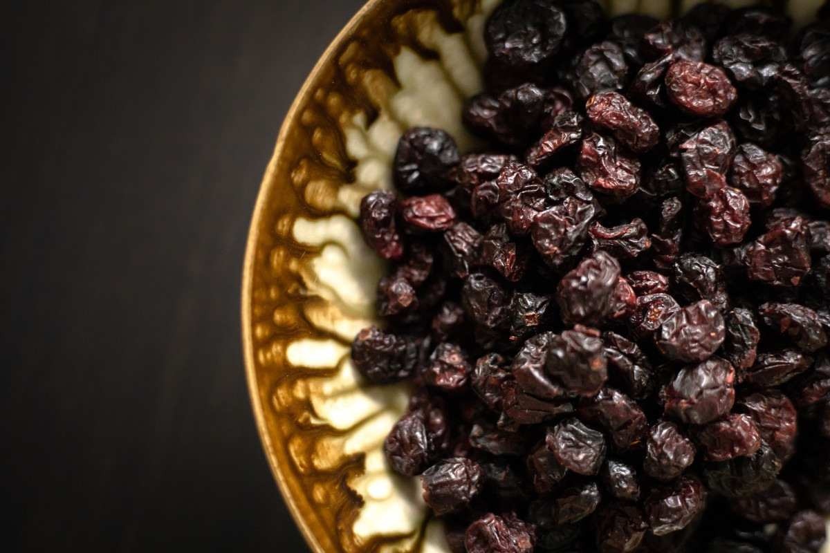 Arroz e panetone com uva-passa? Conheça os benefícios da fruta 