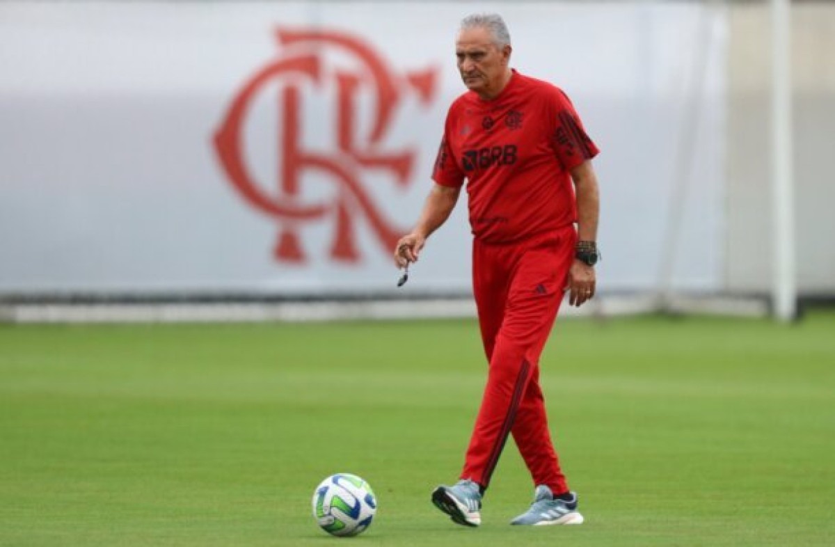 Tite coloca prótese no joelho e inicia fisioterapia durante as férias