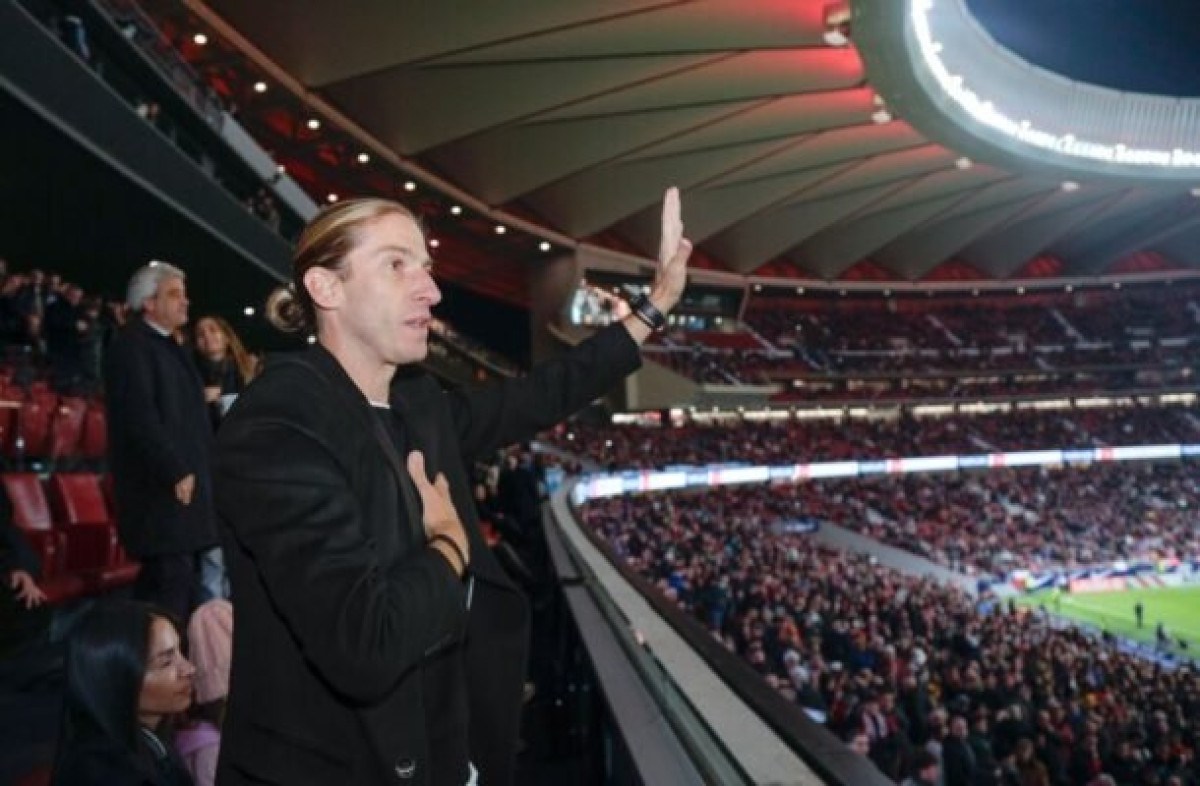 Filipe Luís recebe carinho da torcida em jogo do Altético de Madrid