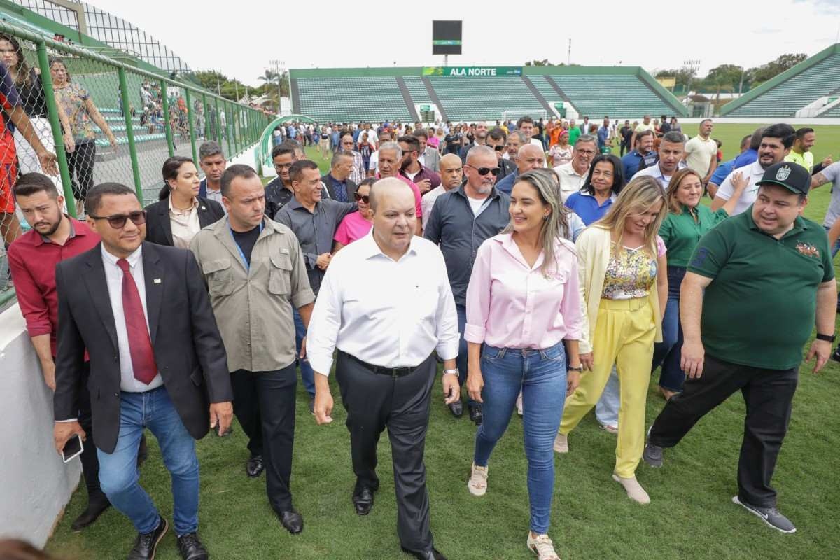 Ibaneis anda pelo gramado do Bezerrão em reabertura do estádio após reforma 