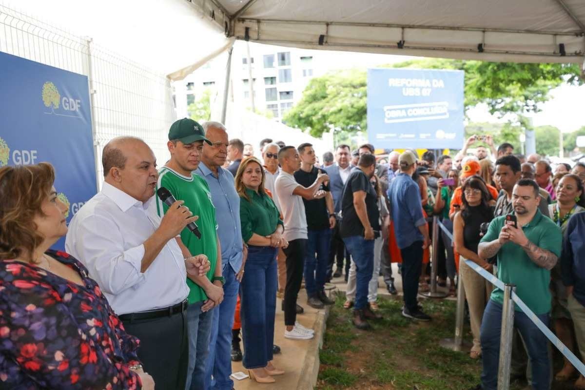 Ibaneis Rocha discursa durante inauguração da UBS 7 do Gama 