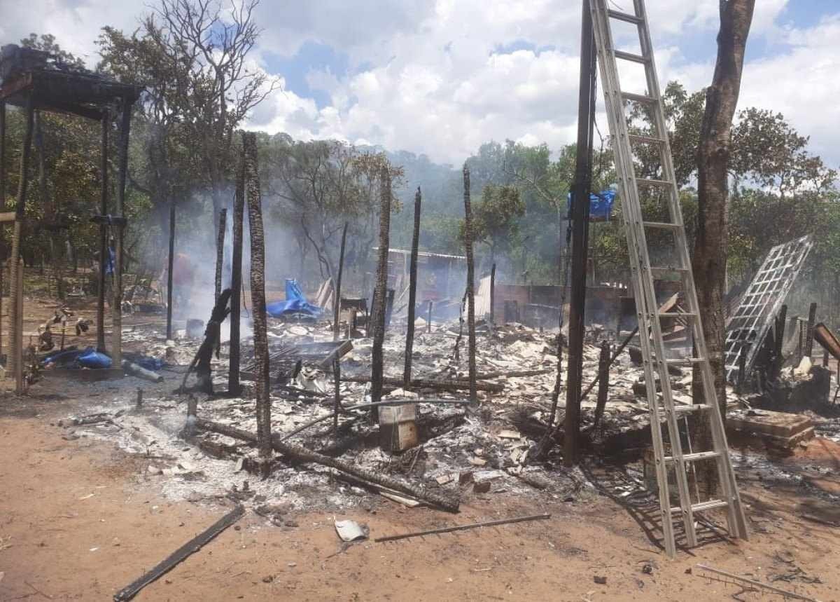 No total, três barracos foram destruídos e incendiados pelos invasores