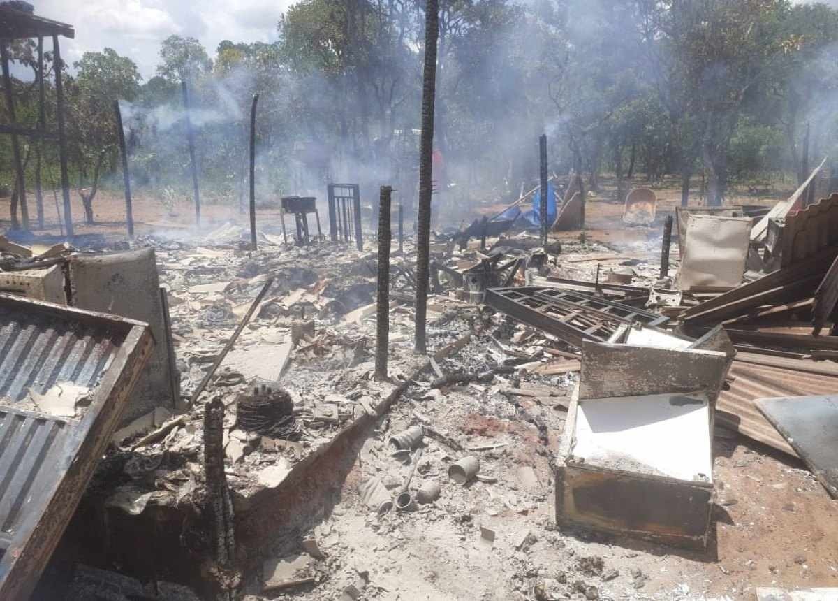 No total, três barracos foram destruídos e incendiados pelos invasores