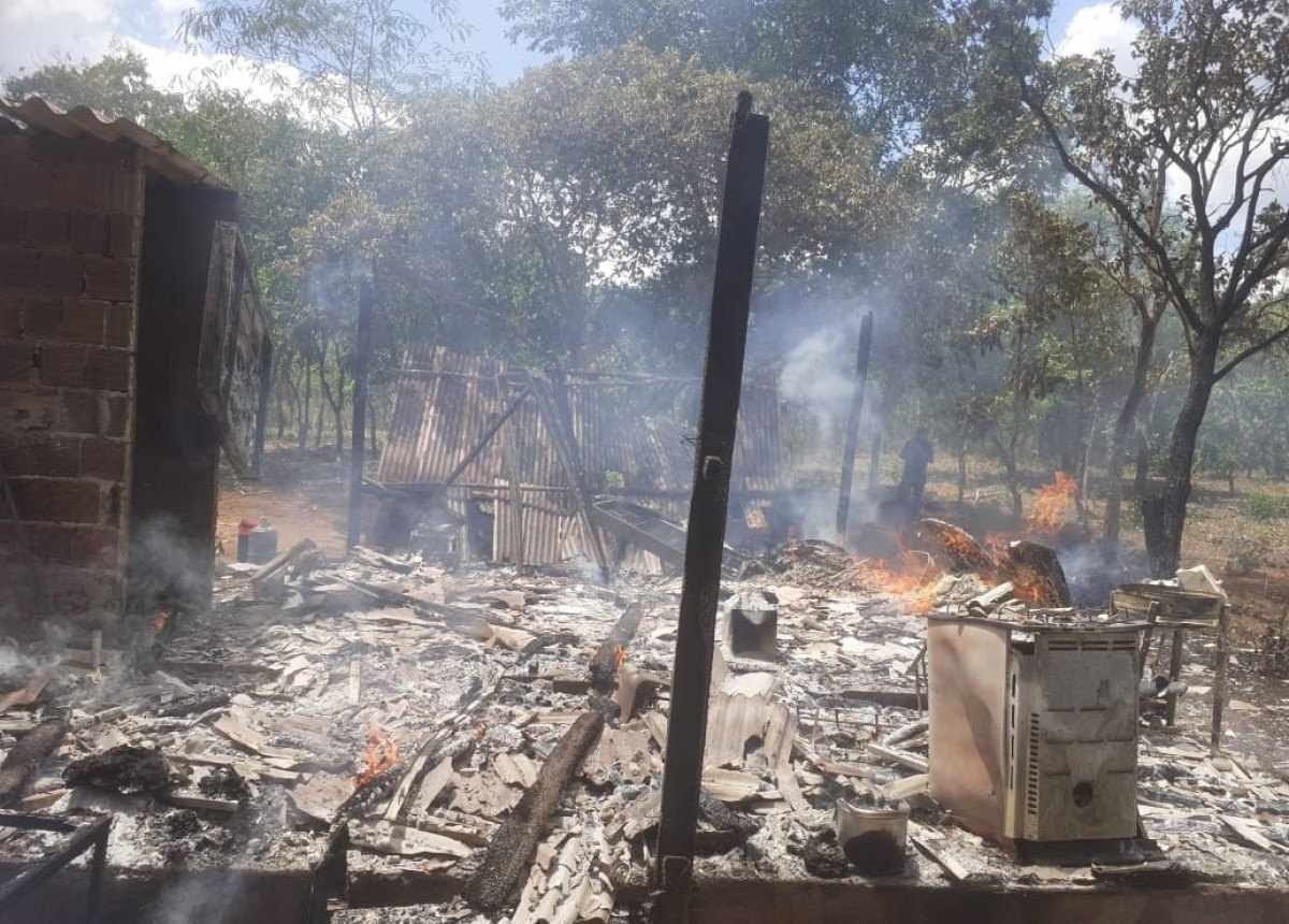 Grupo armado invade assentamento e queima barracos em Sobradinho