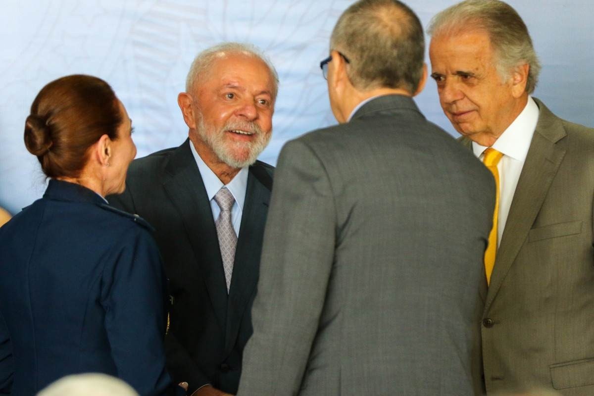 Lula almoça com militares e deve jantar com ministros do STF 