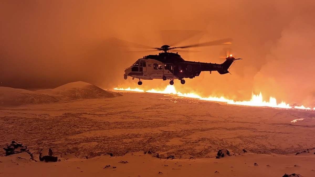 Fumaça ondulante e lava fluindo tornando o céu laranja são vistos nesta imagem de folheto do Departamento de Proteção Civil e Gerenciamento de Emergências da Islândia      
