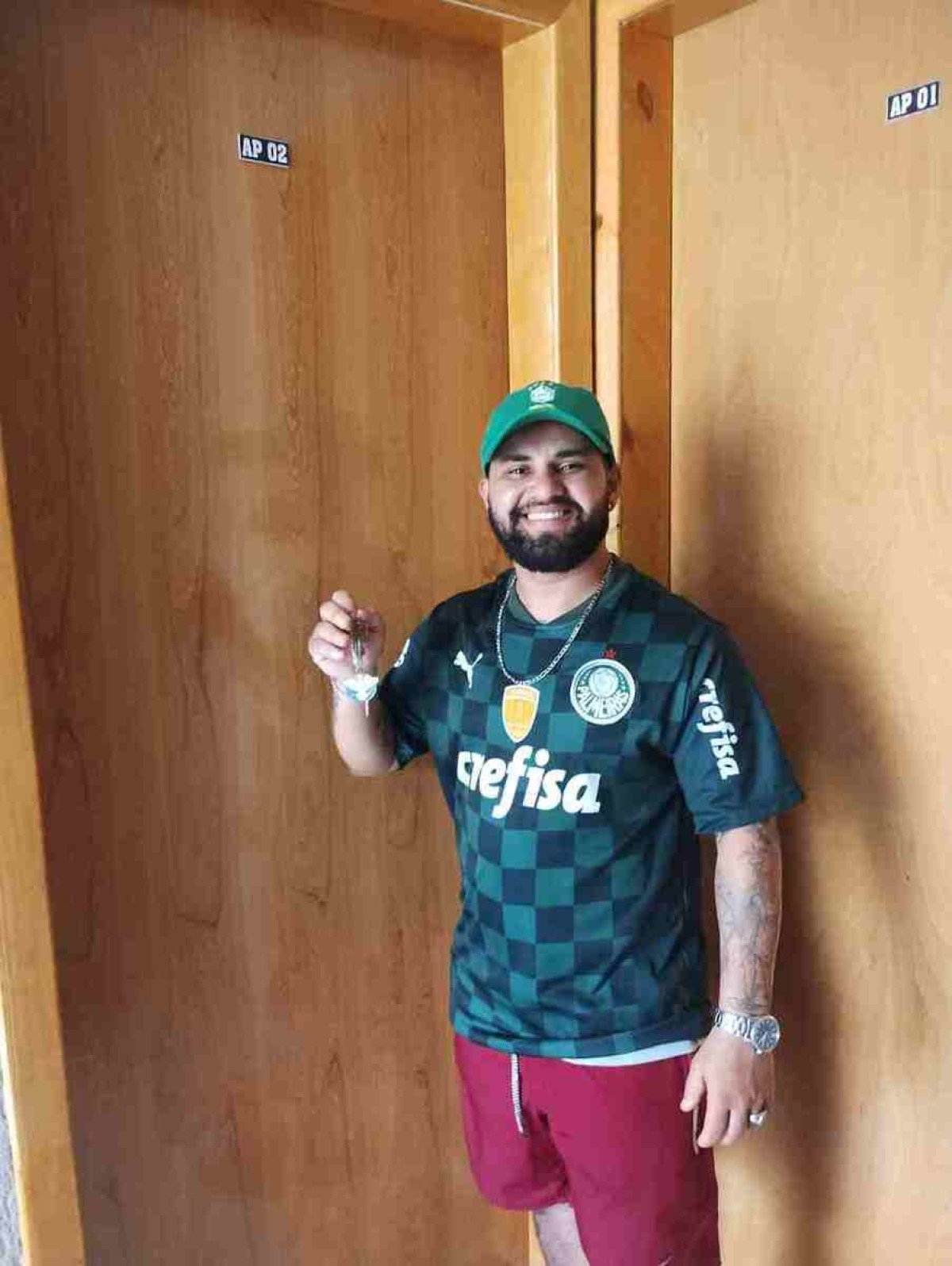 Adam exibe, orgulhoso, a chave da casa própria. Ano de conquistas pessoais