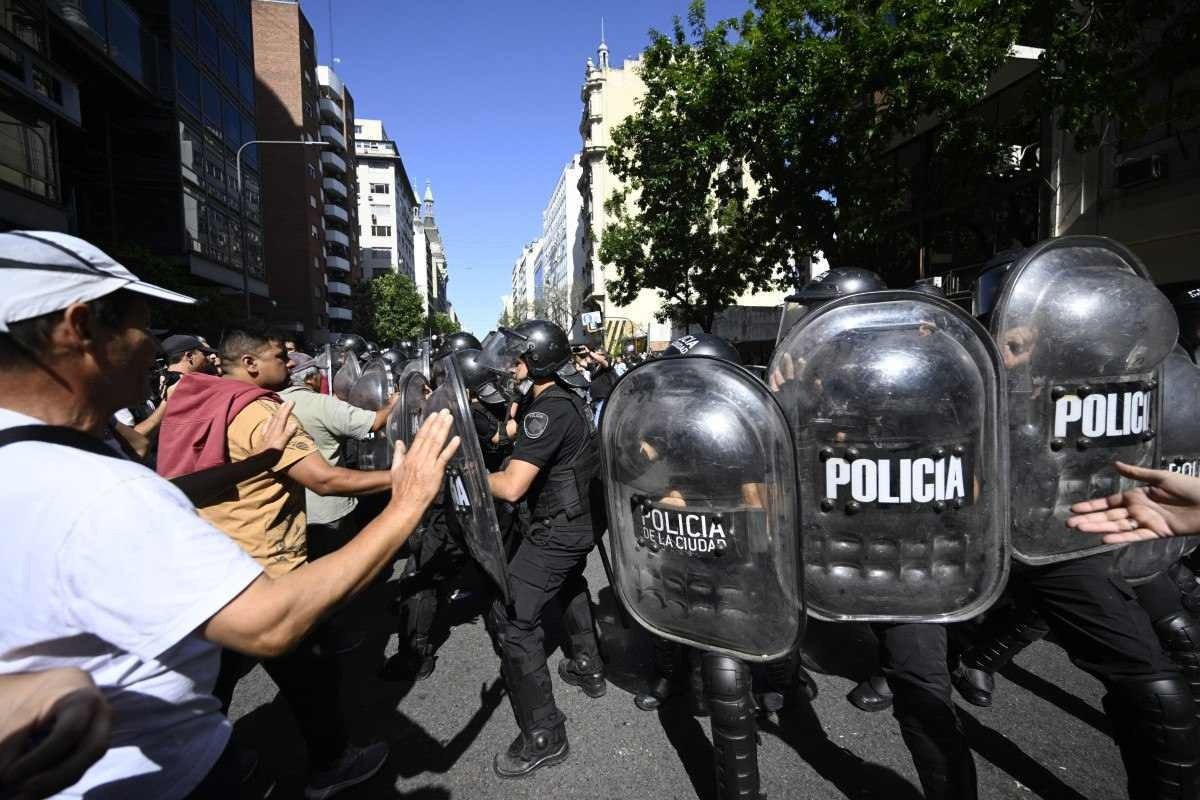 Pol&iacute;cia de choque remove manifestantes de avenida durante a marcha