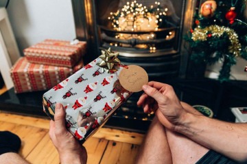 A brincadeira de presentes queridinha do Natal, o amigo secreto pode ser sorteado de forma online  -  (crédito: The Retro Store/Unsplash)