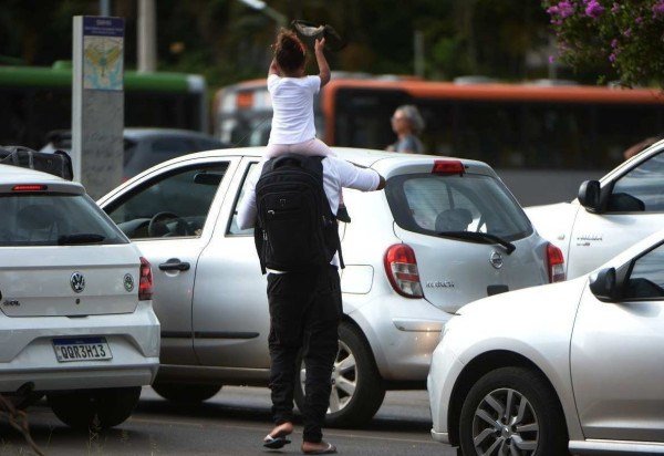  20/12/2023. Crédito: Minervino Júnior/CB/D.A Press. Brasil.  Brasilia - DF. Trabalho infantil semáforo p´roximo ao edifício Varig na W3 Norte.
