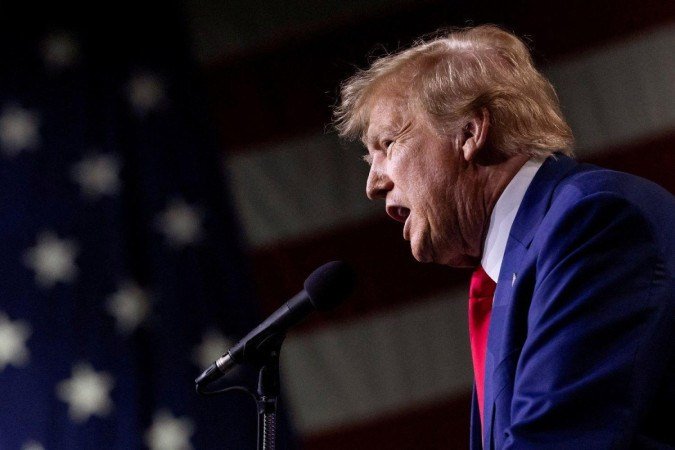 Campanha de Trump afirmou que a ação no Colorado tem como objetivo 'esticar a lei até um ponto irreconhecível' - (crédito: REUTERS/Carlos Barria) Campanha de Trump afirmou que a ação no Colorado tem como objetivo 'esticar a lei até um ponto irreconhecível' - (crédito: REUTERS/Carlos Barria)