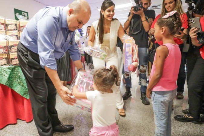 Ibaneis Rocha e a primeira-dama, Mayara Noronha, durante a entrega de brinquedos - (crédito: Paulo H. Carvalho/ Agência Brasília) Ibaneis Rocha e a primeira-dama, Mayara Noronha, durante a entrega de brinquedos - (crédito: Paulo H. Carvalho/ Agência Brasília)