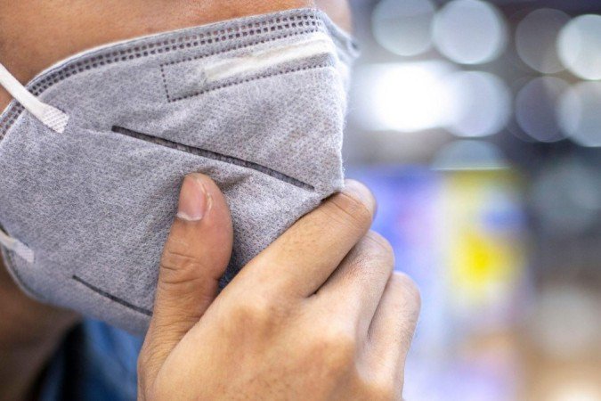Para prevenir infecções e doenças graves, a OMS aconselha usar máscaras em áreas fechadas e lotadas - (crédito: Getty Images) Para prevenir infecções e doenças graves, a OMS aconselha usar máscaras em áreas fechadas e lotadas - (crédito: Getty Images)