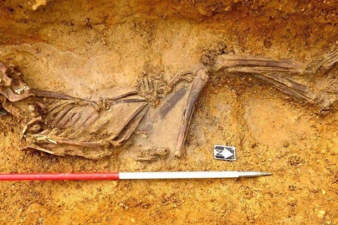 Análise de DNA mostrou que este jovem viajou para a Inglaterra vindo dos confins do Império Romano há 2 mil anos - (crédito: ©MOLA HEADLAND INFRASTRUCTURE) Análise de DNA mostrou que este jovem viajou para a Inglaterra vindo dos confins do Império Romano há 2 mil anos - (crédito: ©MOLA HEADLAND INFRASTRUCTURE)