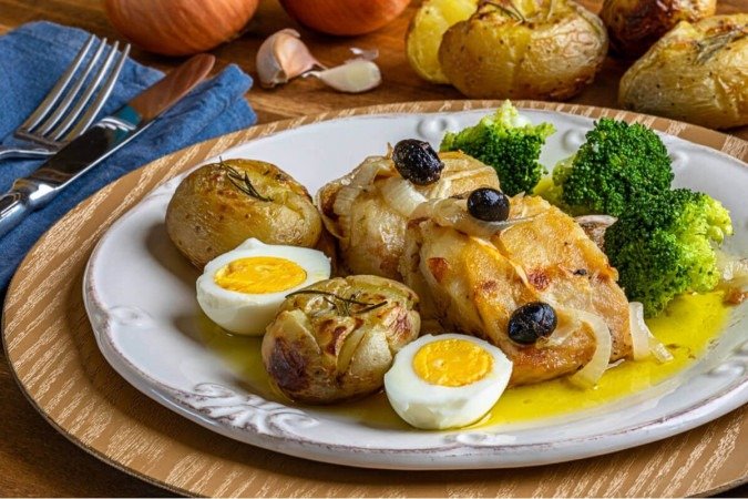 Bacalhau com batata (Imagem: bnetto | Shutterstock) - (crédito: EdiCase) Bacalhau com batata (Imagem: bnetto | Shutterstock) - (crédito: EdiCase)