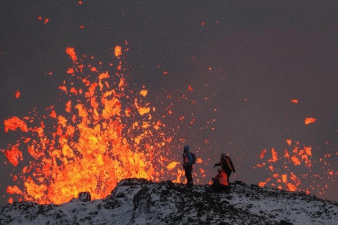 Vulcão expele lava e fumaça enquanto entra em erupção em Grindavik, Islândia - (crédito: EPA-EFE/REX/Shutterstock) Vulcão expele lava e fumaça enquanto entra em erupção em Grindavik, Islândia - (crédito: EPA-EFE/REX/Shutterstock)