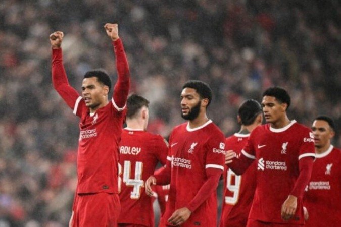Momento do gol marcado por Szoboszlai, o primeiro do Liverpool na goleada sobre o West Ham - Foto: Oli Scarff/AFP via Getty Images -  (crédito: Foto: Oli Scarff/AFP via Getty Images)