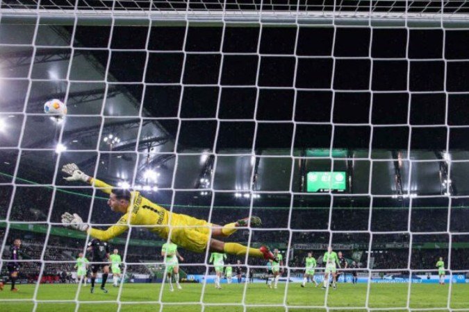 Bayern de Munique segue na cola do líder Bayer Leverkusen e bateu o Wolfsburg nesta quarta-feira (20) - (crédito: - Foto: RONNY HARTMANN/AFP via Getty Images) Bayern de Munique segue na cola do líder Bayer Leverkusen e bateu o Wolfsburg nesta quarta-feira (20) - (crédito: - Foto: RONNY HARTMANN/AFP via Getty Images)