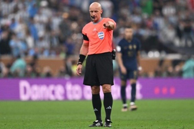 O polonês Szymon Marciniaks apita a final entre Fluminense e Manchester City pelo Mundial de Clubes - (crédito: AFP via Getty Images) O polonês Szymon Marciniaks apita a final entre Fluminense e Manchester City pelo Mundial de Clubes - (crédito: AFP via Getty Images)