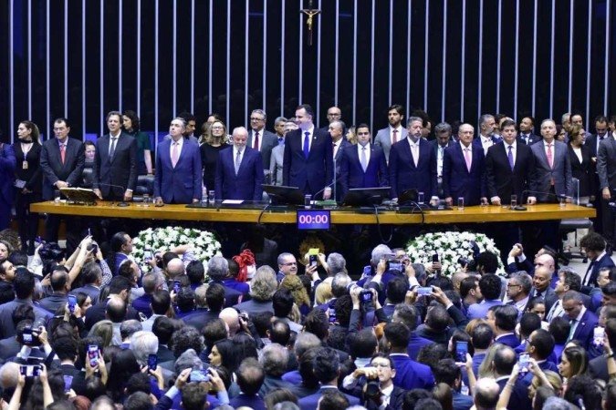A promulgação da PEC que altera o Sistema Tributário Nacional foi marcada por discursos elogiosos e promessas de crescimento econômico com atração de investimentos. Lula levou ao Congresso toda a equipe econômica - (crédito: Zeca Ribeiro) A promulgação da PEC que altera o Sistema Tributário Nacional foi marcada por discursos elogiosos e promessas de crescimento econômico com atração de investimentos. Lula levou ao Congresso toda a equipe econômica - (crédito: Zeca Ribeiro)