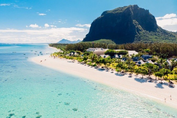 A vista da costa tropical sob o olhar da montanha Le Morne chama atenção para as paisagens das Ilhas Maurício (Wonderful Nature | Shutterstock) - (crédito: EdiCase) A vista da costa tropical sob o olhar da montanha Le Morne chama atenção para as paisagens das Ilhas Maurício (Wonderful Nature | Shutterstock) - (crédito: EdiCase)