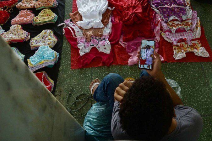 Jovens ambulantes trabalham sozinhos ou com familiares na Rodoviária do Plano Piloto - (crédito: Minervino Júnior/CB/D.A.Press) Jovens ambulantes trabalham sozinhos ou com familiares na Rodoviária do Plano Piloto - (crédito: Minervino Júnior/CB/D.A.Press)