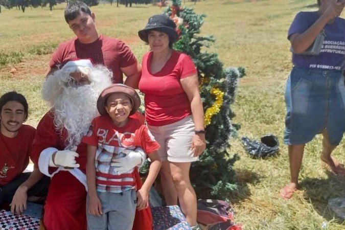 Valquiria e sua família "Noel" - (crédito: Arquivo pessoal) Valquiria e sua família "Noel" - (crédito: Arquivo pessoal)