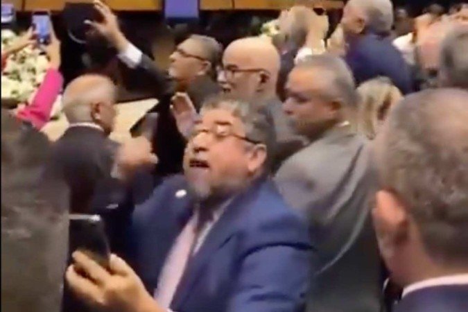 Deputado do PT dá tapa na cara de colega durante sessão na Câmara - (crédito: Reprodução redes sociais) Deputado do PT dá tapa na cara de colega durante sessão na Câmara - (crédito: Reprodução redes sociais)