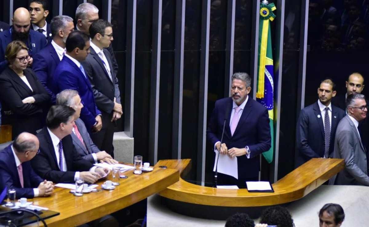 Lira se compromete a discutir leis complementares da tributária em 1º dia do ano legislativo